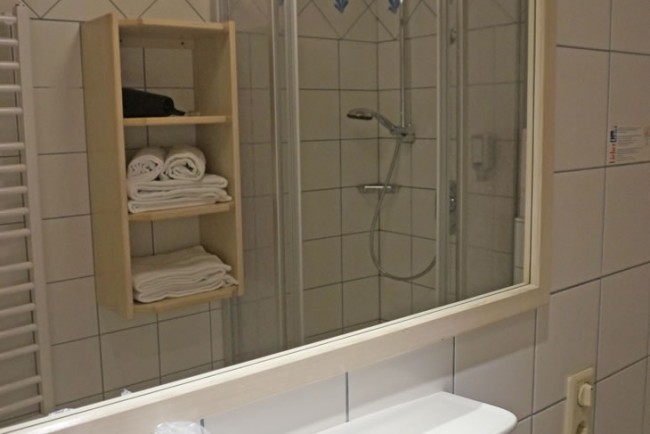 Badezimmer mit Dusche/WC