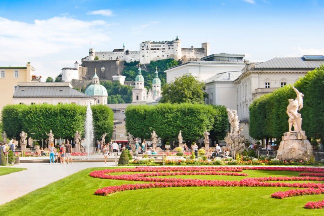 Mirabellgarten mit Festung Hohensalzburg © Shutterstock