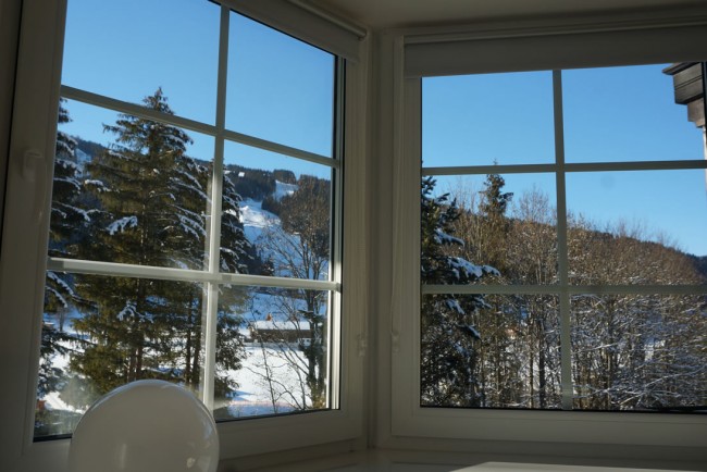 Erkerfenster mit Pistenblick