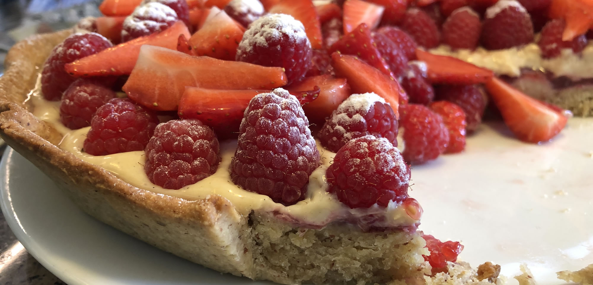 Selbstgemachte Erdbeer-Himbeertarte